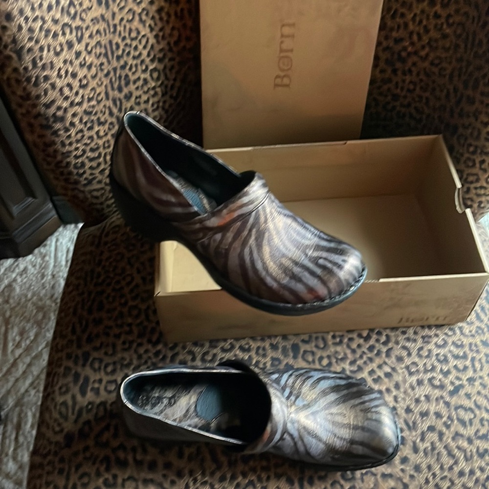 NIB Born shoes size 11. Bronze grey and gold